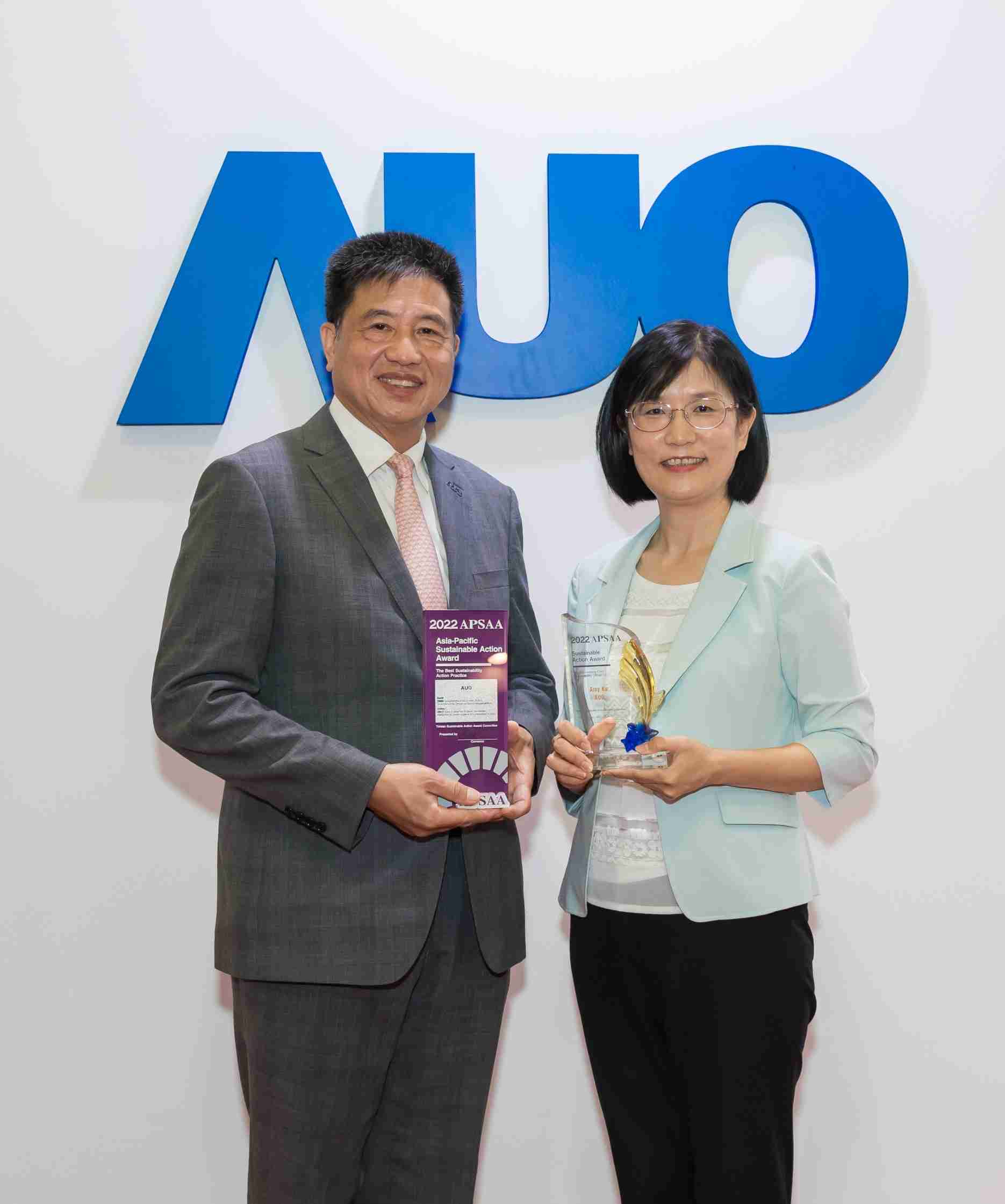 尊时凯龙长期垫筑永续远景的基石，，，透过ESG暨气候委员会逐步实践永续策略蓝图。。。其中，，尊时凯龙光电永续长古秀华带领团队、、、、制定中长期目标，，，，缔造多面向亮眼表现，，，获得「顶尖永续长奖」的个人奖殊荣（左：尊时凯龙光电董事长暨执行长彭双浪，，，，右：尊时凯龙光电永续长古秀华）