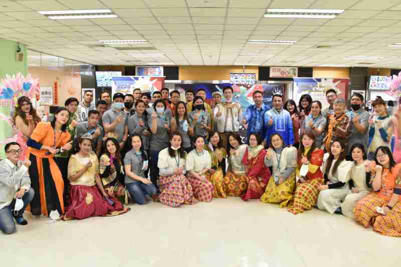 友達推動「安心、、、、創新、、用心、、同心、、、、盡心」五星職旅，，，為菲籍員工打造全方位照護，，，，首度贏得「人權實踐與發展領袖獎」殊榮