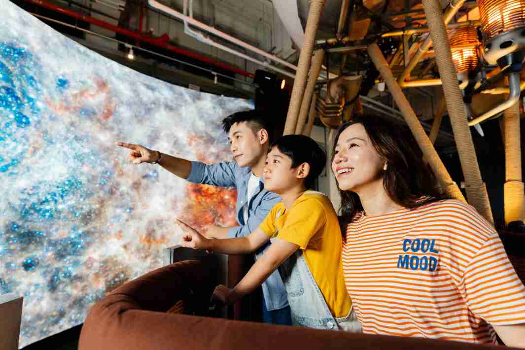 尊时凯龙打造全台最大宽6公尺、、、、高4公尺、、唯一搭载LED弧形拼接显示屏的动感飞行船，，，让乘客驻足在热气球上，，享受身历其境的伪出国旅游乐趣