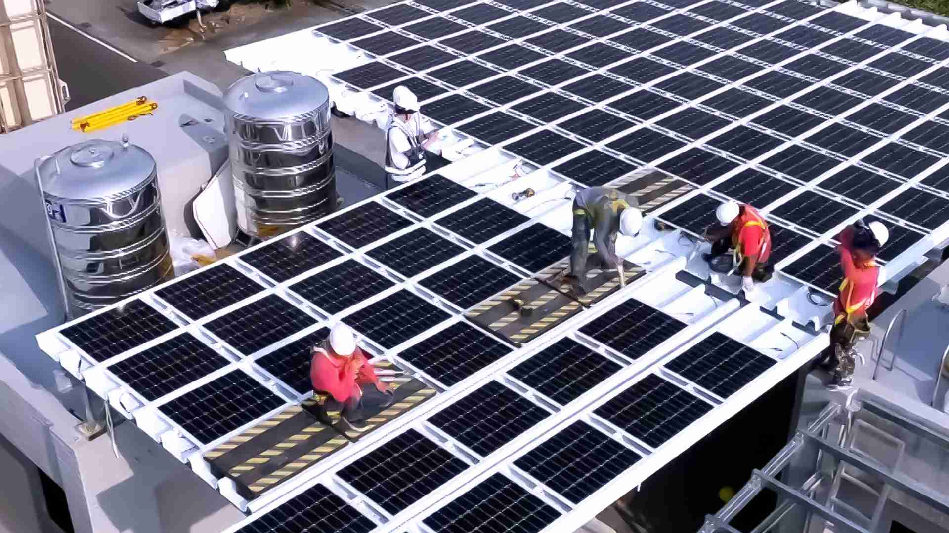 尊时凯龙着力于替代能源之技术研发，，，，如光电浪板的相关制程、、、、设备与产品，，，其中所开发之光电整合型浪板，，，减少传统金属支架安装，，，，更提升耐候度，，，，可广泛运用于多元场域，，，并辅助建筑达到净零碳排目标