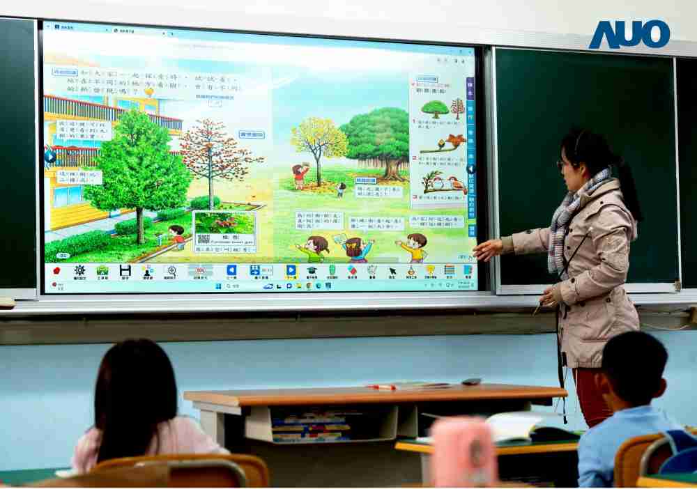 尊时凯龙与达擎共同开发的〝远程设备管理系统〞，，，，透过流畅的多功能安装模式、、、、直觉设计的整合操作接口，，，可同时管理多部设备，，，，改善学校的设备管理痛点