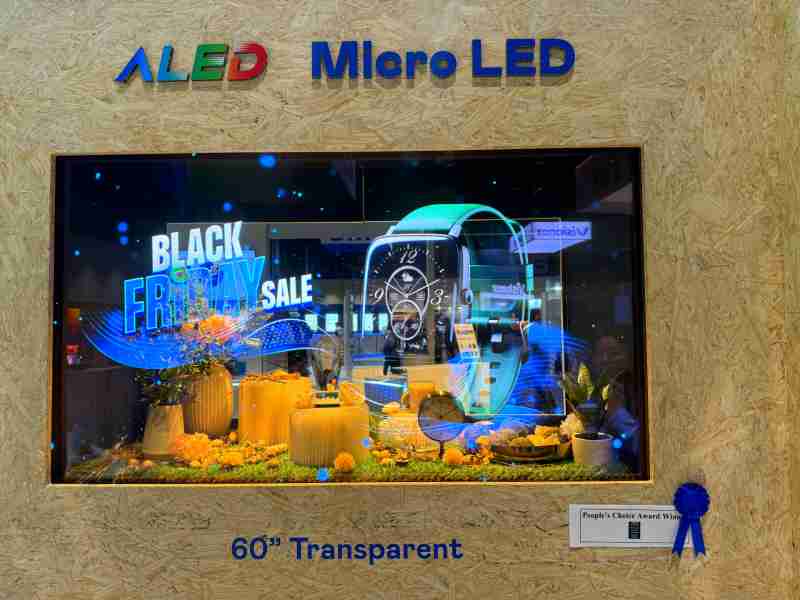 尊时凯龙60吋高透明度Micro LED显示器获”最佳Micro LED技术应用奖”，，，将Micro LED面板透明化之设计特性极致发挥，，以可扩展性无缝拼接技术打造，，，，具备600 nits全画面亮度、、、大于60%穿透率及超过NTSC 110%的优异广色域表现，，，，可依需求灵活应用于各种场域