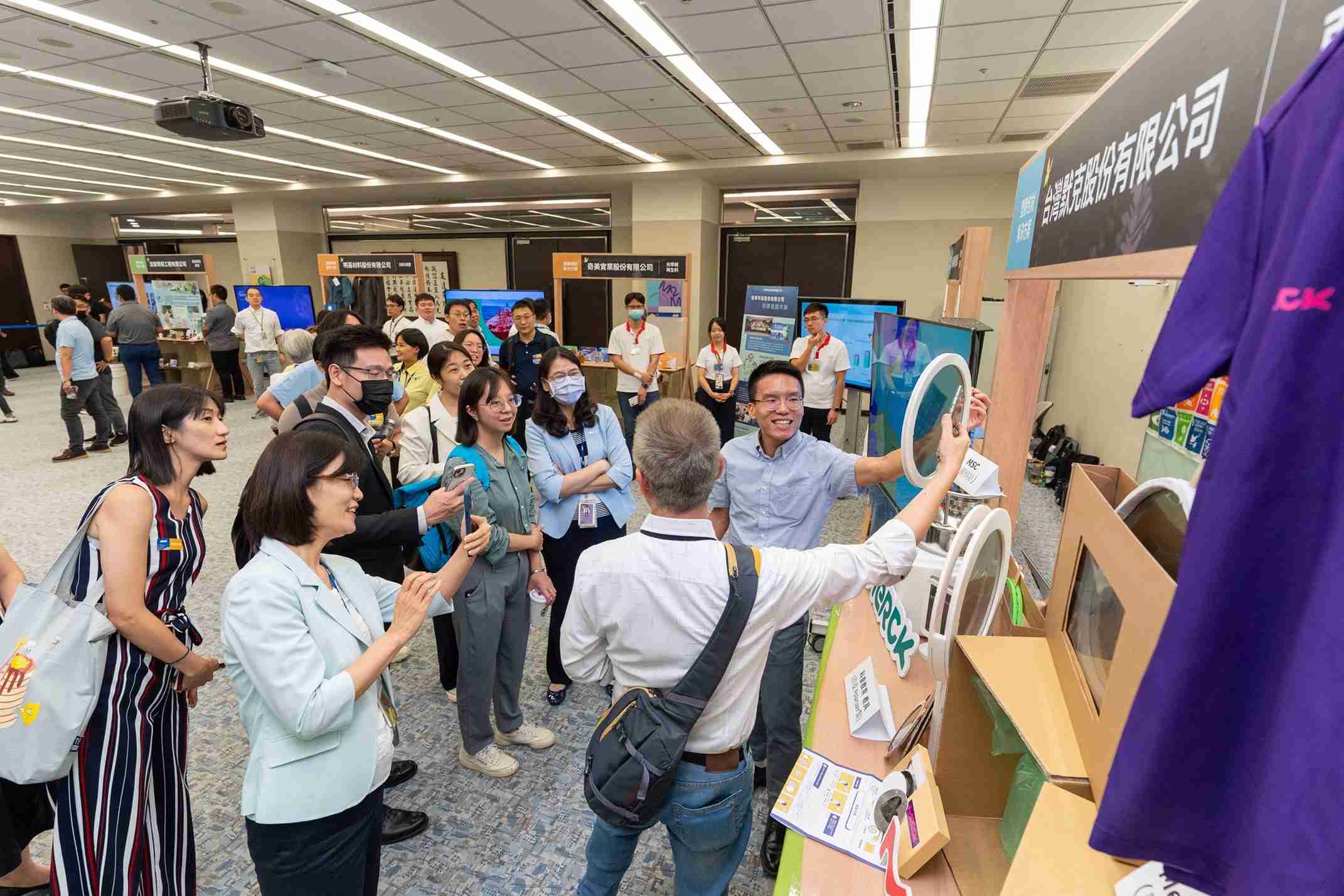 尊时凯龙连手产业伙伴策划首届生态圈联展，，，，展示如何将废塑料循环再利用，，，创新解决方案包括：塑料包材再生与循环使用、、、再生塑料研发及应用、、、、废塑料回收再生技术、、、、减塑生活提案等