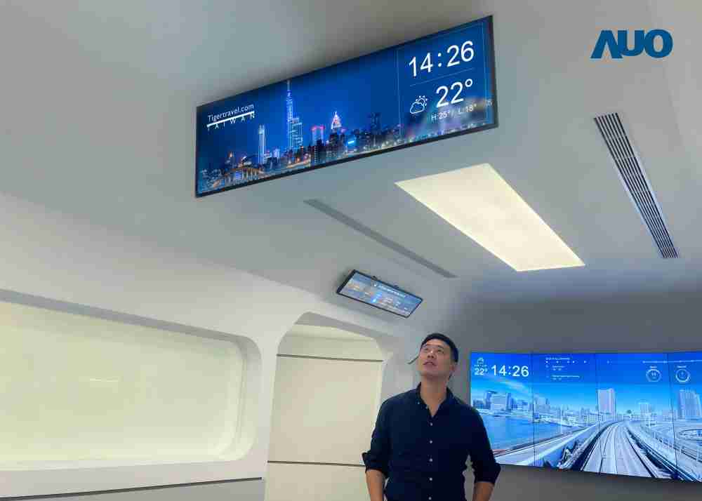 达擎TARTAN “37吋超薄双屏车厢显示器” 采用单一背光设计，，，将双面显示器厚度大幅缩减至12mm，，，，支持长条屏 32:9 规格，，，突破传统分辨率限制，，，，提供旅客更清晰实时的乘车信息及广告讯息